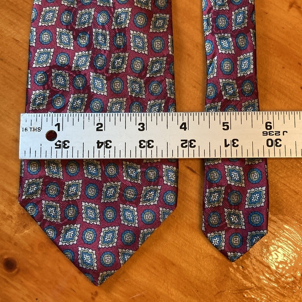 Boston Traders Mens Burgundy Geometric Medallion 100% Silk Necktie Made in USA - Picture 5 of 10